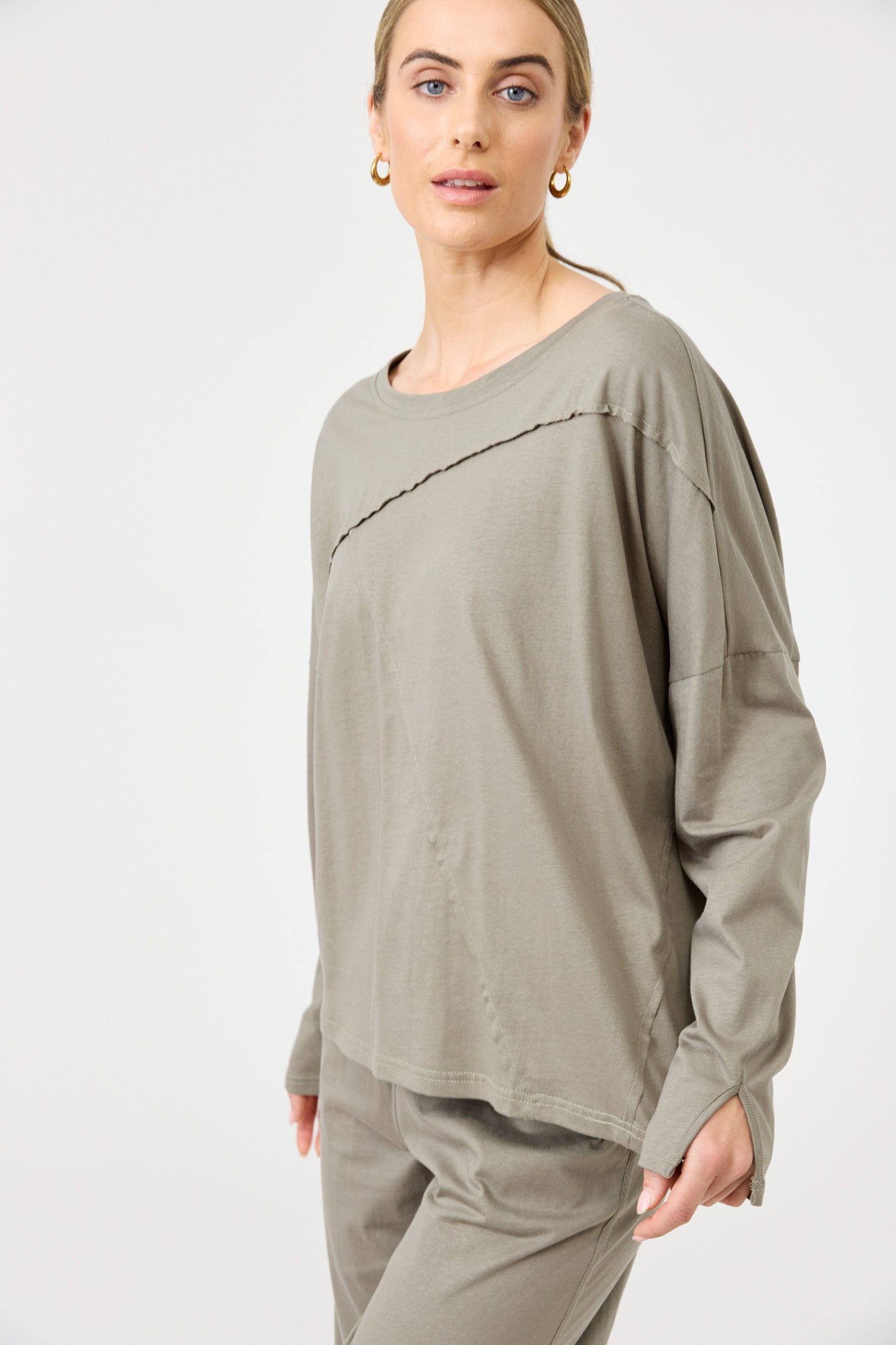 Studio Traveller LS Tshirt - Olive