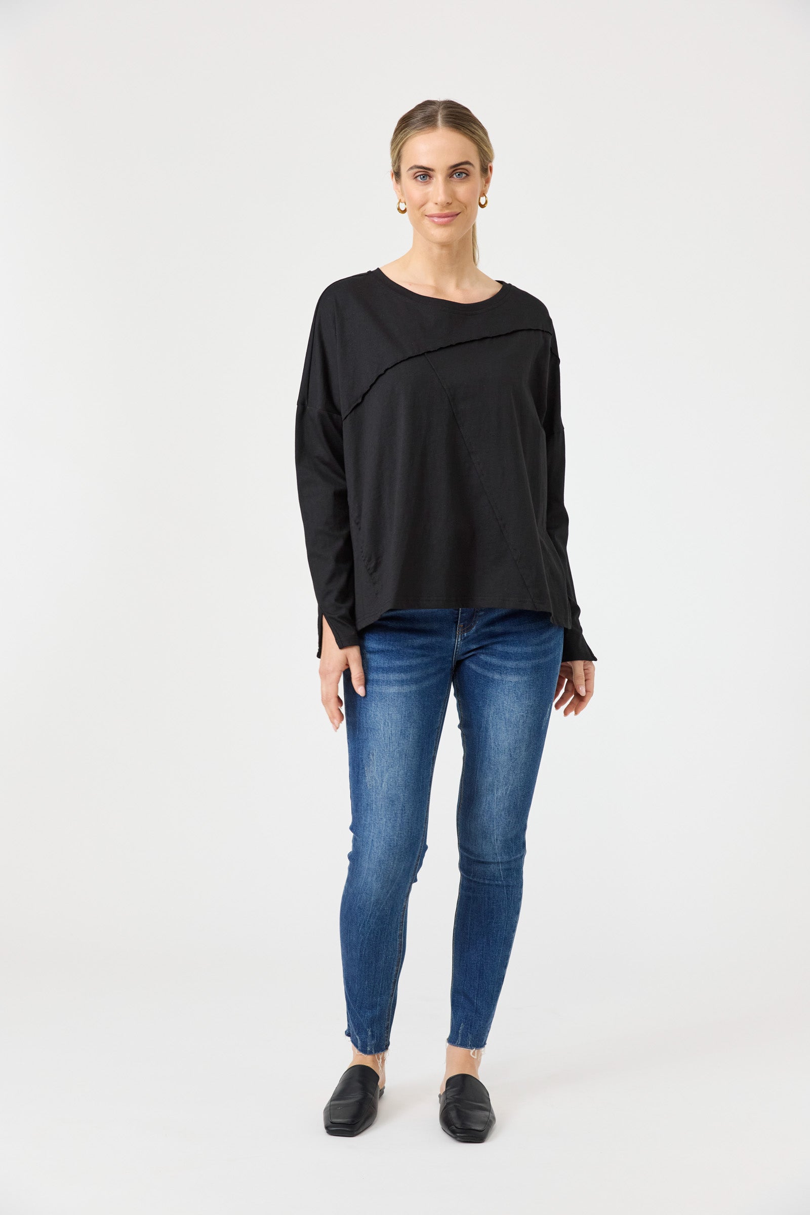 Studio Traveller LS Tshirt - Ebony