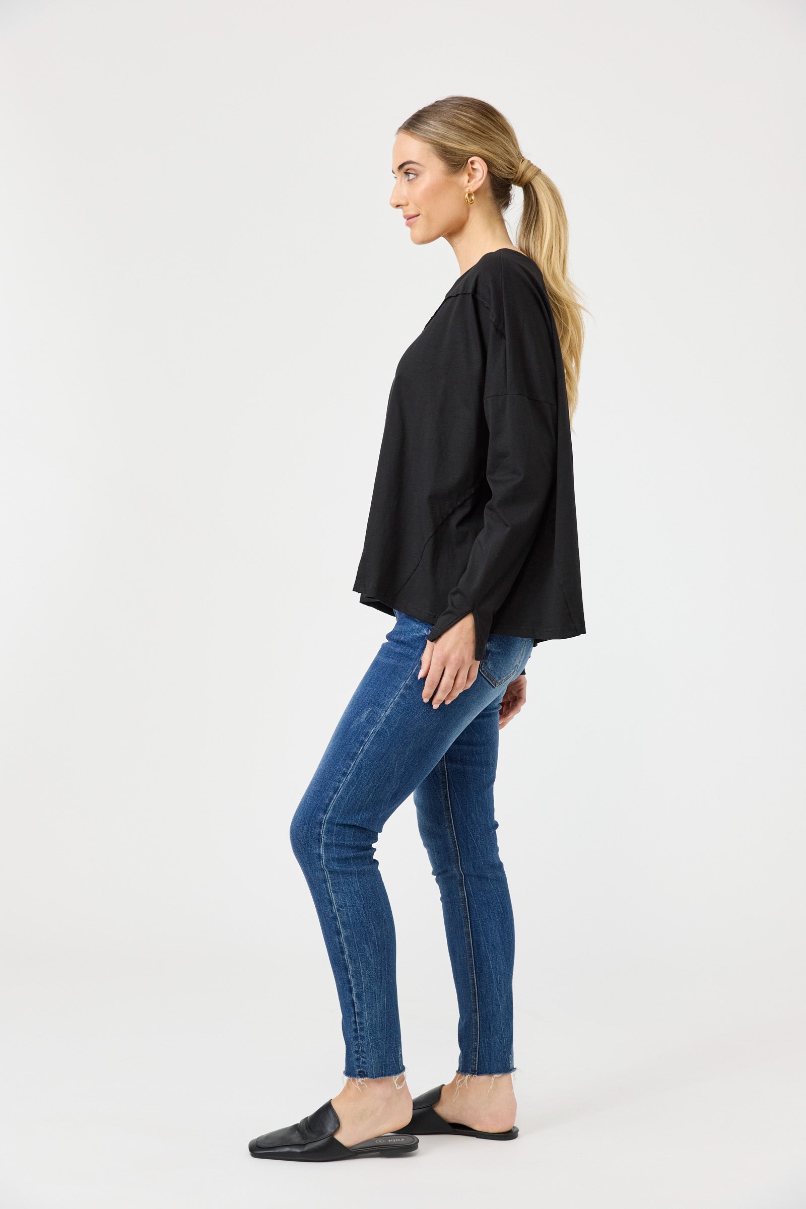Studio Traveller LS Tshirt - Ebony