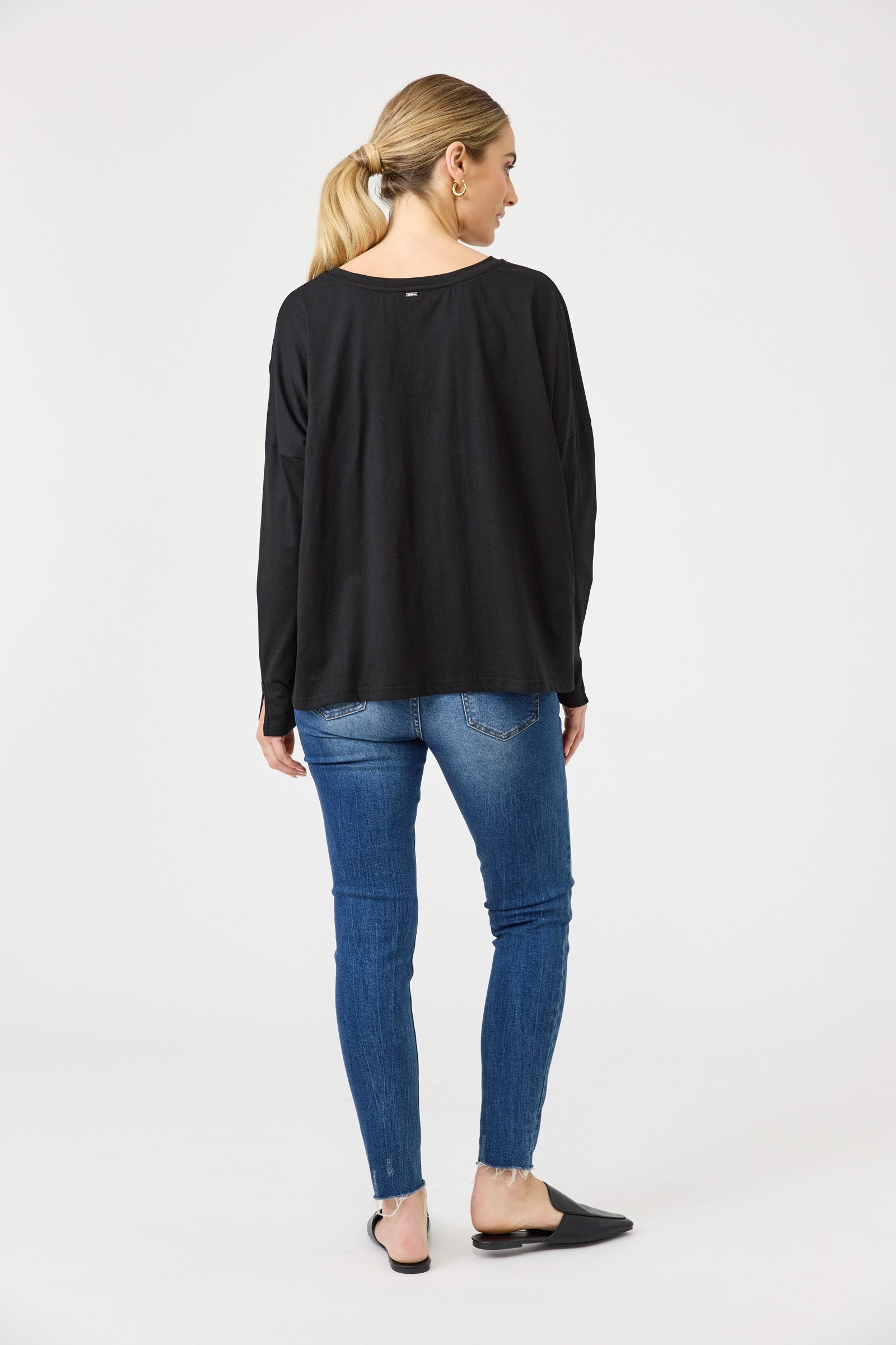 Studio Traveller LS Tshirt - Ebony