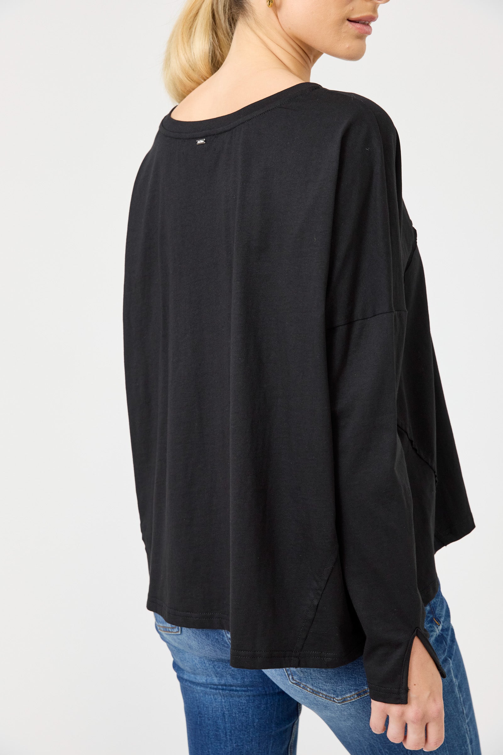 Studio Traveller LS Tshirt - Ebony