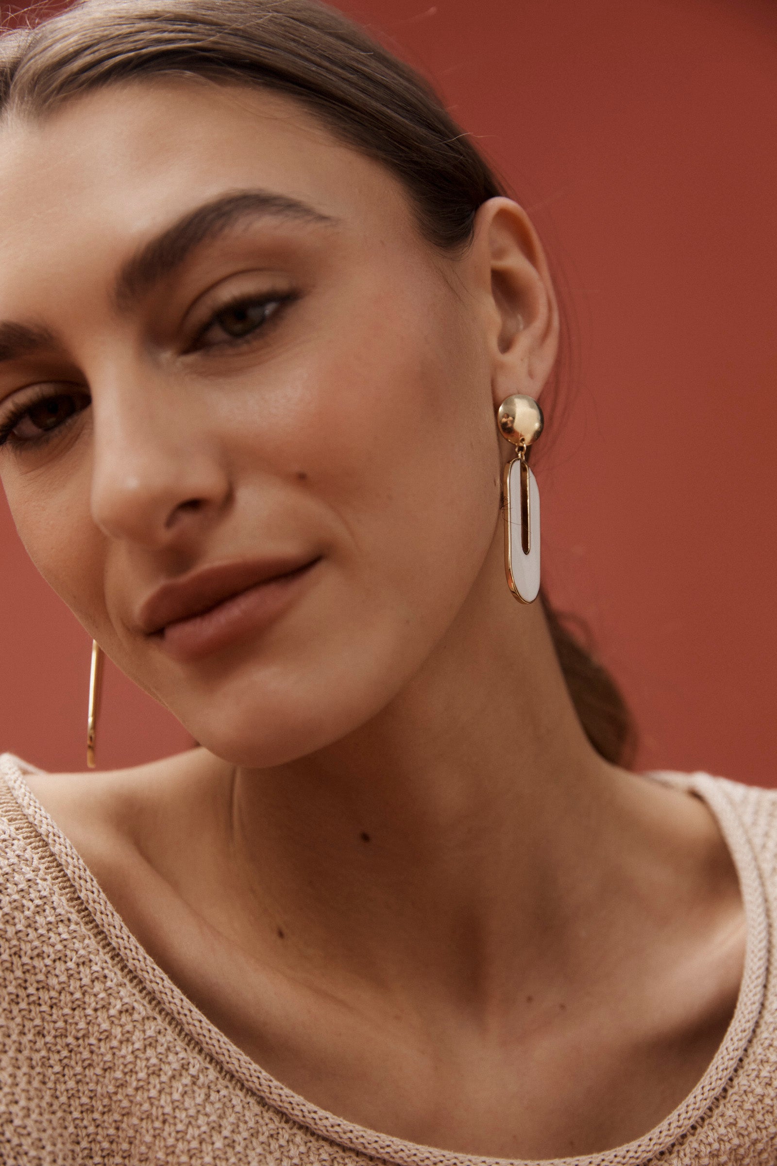 Amira Oval Earring - White