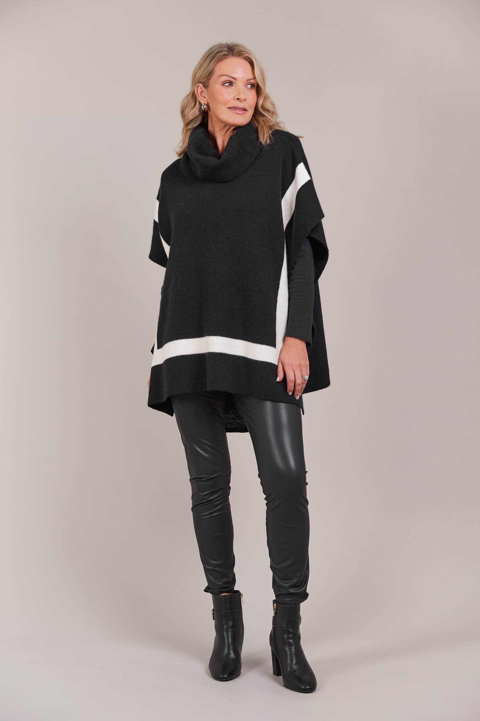 Avino Poncho - Black