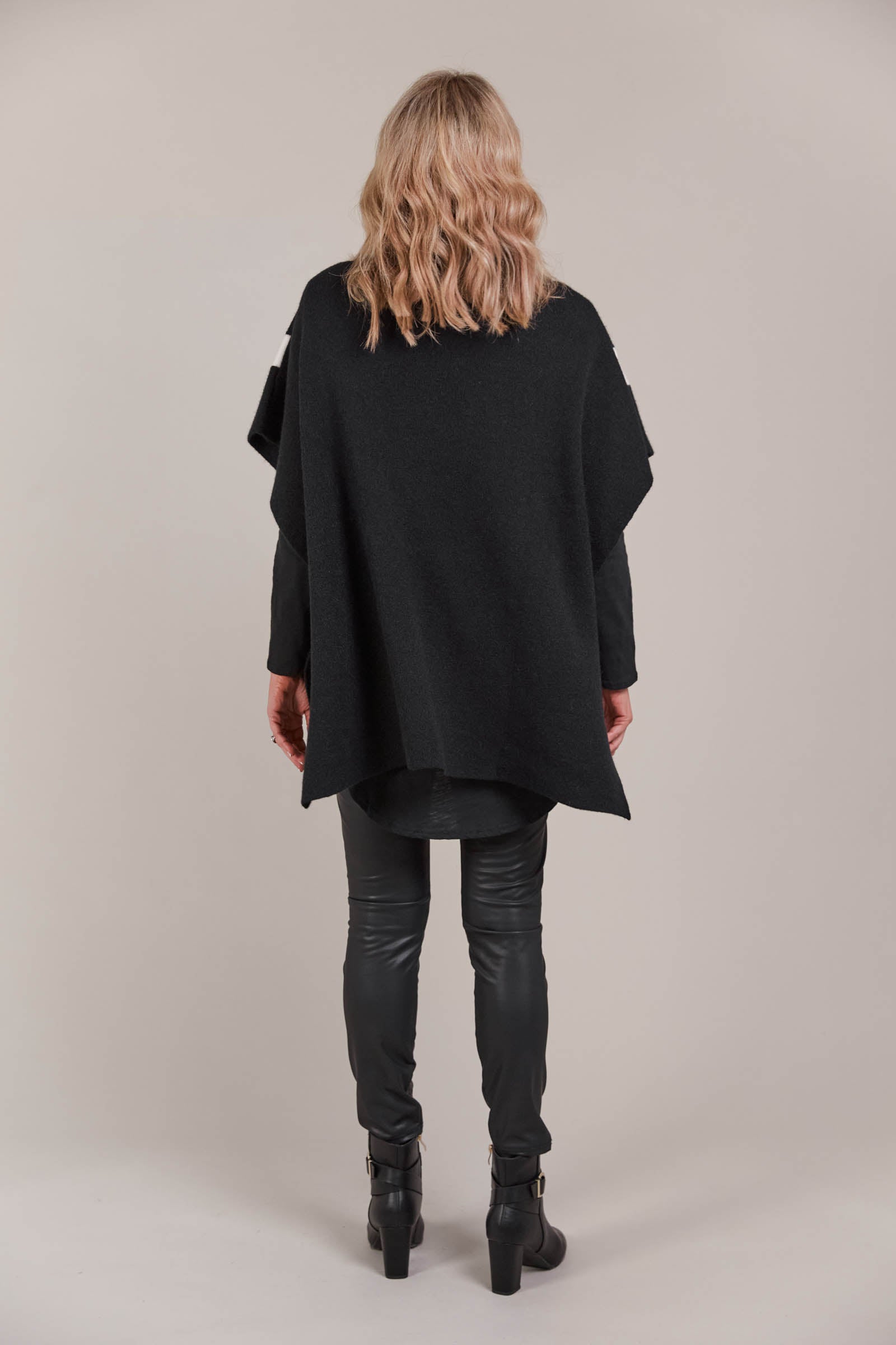 Avino Poncho - Black