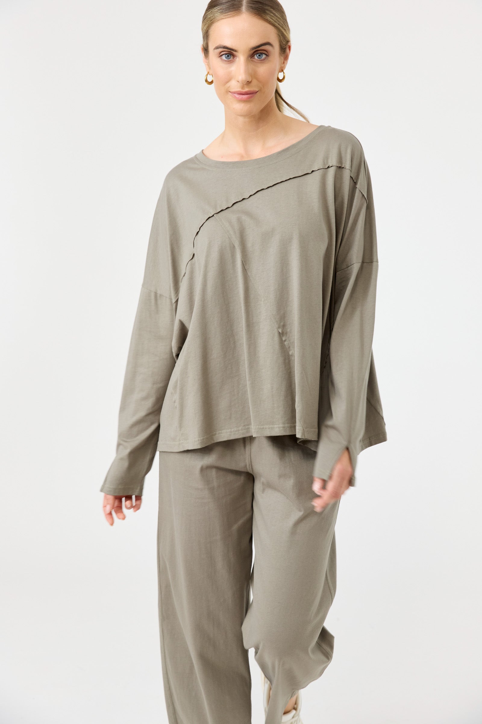 Studio Traveller LS Tshirt - Olive